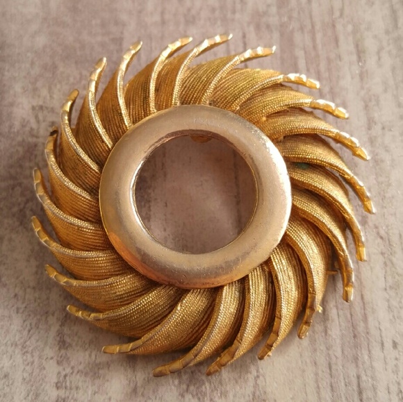 Vintage HAR sun brooch gold tone pin sunburst flower sunflower - Picture 1 of 5